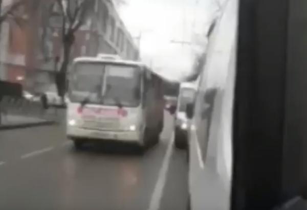 Краснодарский маршрутчик вез пассажиров по встречке: видео